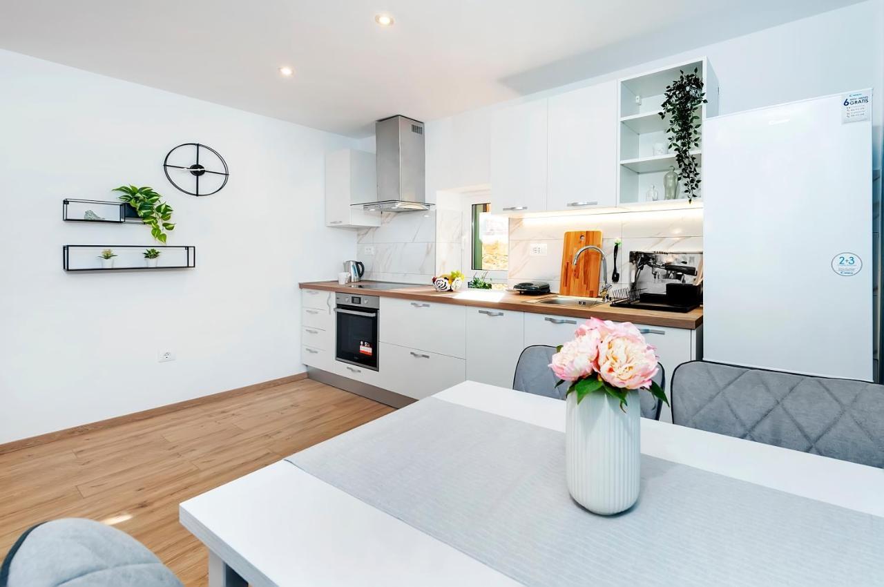 Otto Apartment With Sea View And Parking ロヴィニ エクステリア 写真